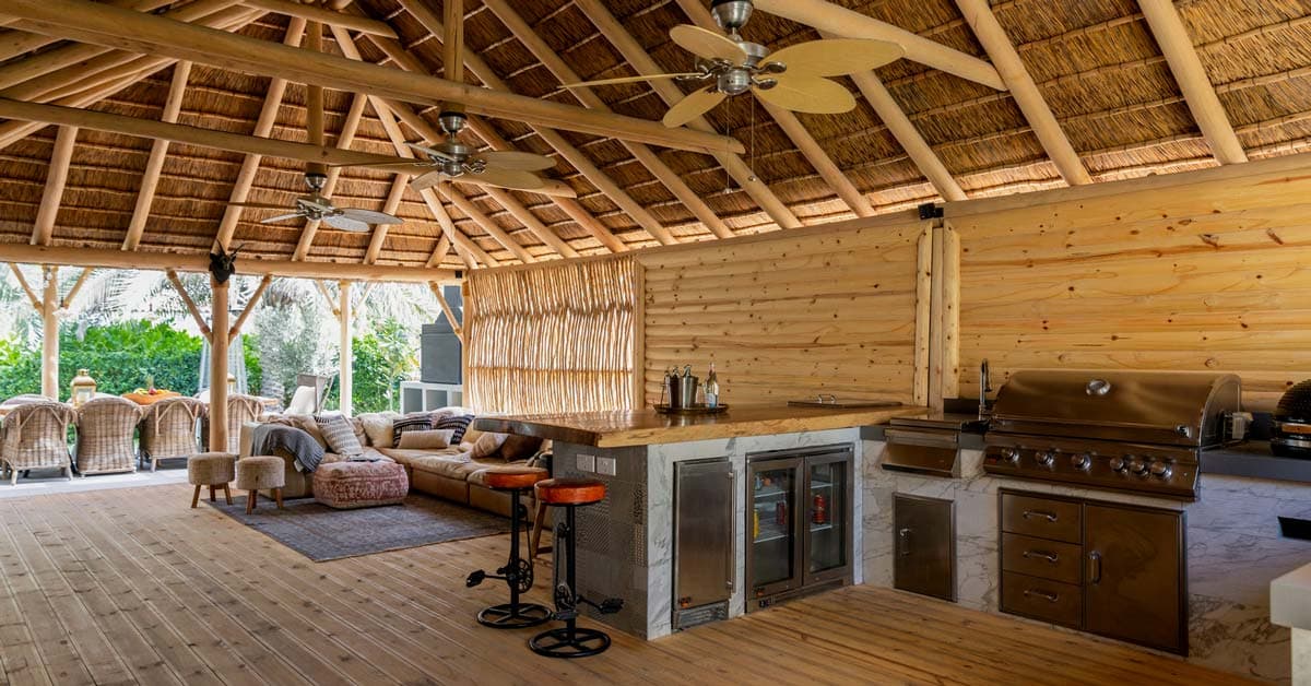 Vista interior de cenador de madera con cubierta de junco africano